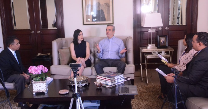 Luis Abinader y su esposa Raquel Arbaje recibieron un equipo de DominicanosHoy en su residencia (Foto: Carlos Carrasco)
