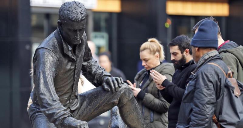 La estatua de Matthew Flinders en la estación de tren Euston en Londres