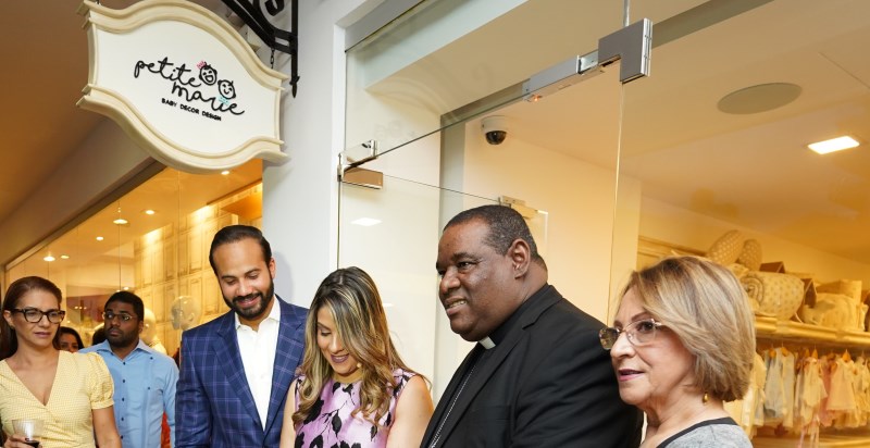 Dhayana Polanco Sánchez corta la cinta junto a Carlos Constanza, el obispo Jesús Castro Matos y María Teresa Sánchez
