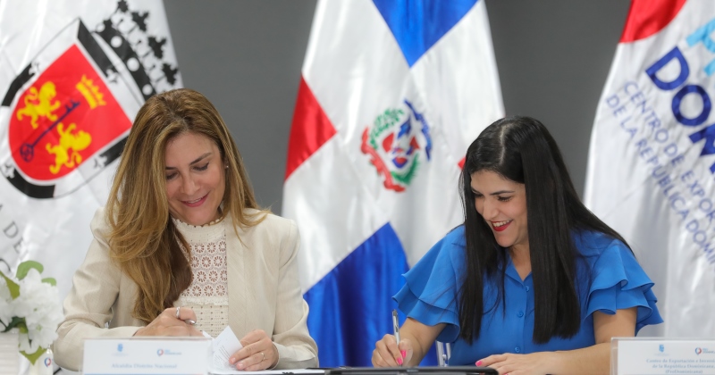 Carolina Mejía, alcaldesa Distrito Nacional y Biviana Riveiro Disla, directora ejecutiva de Prodominicana