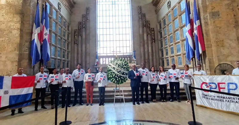 Depositan una ofrenda floral en alta de la Patria el 201 aniversario de la Independencia Efímera 