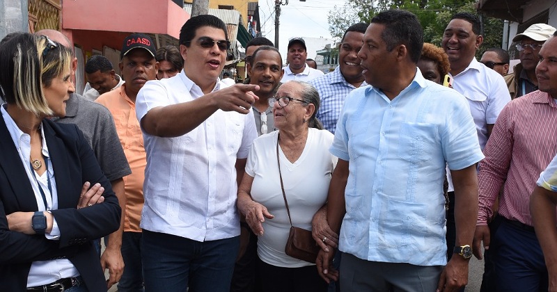 Director de la CAASD supervisa obras en  Santo Domingo Norte