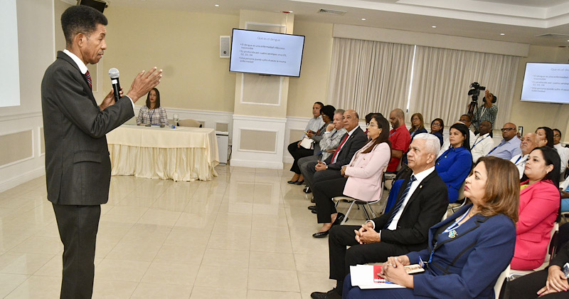 Senadores y colaboradores reciben la conferencia  acerca del “Dengue: Inquietud Nacional”