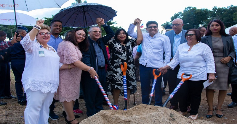 Manuel Jiménez da primer picazo para la construcción Monumento a la Biblia