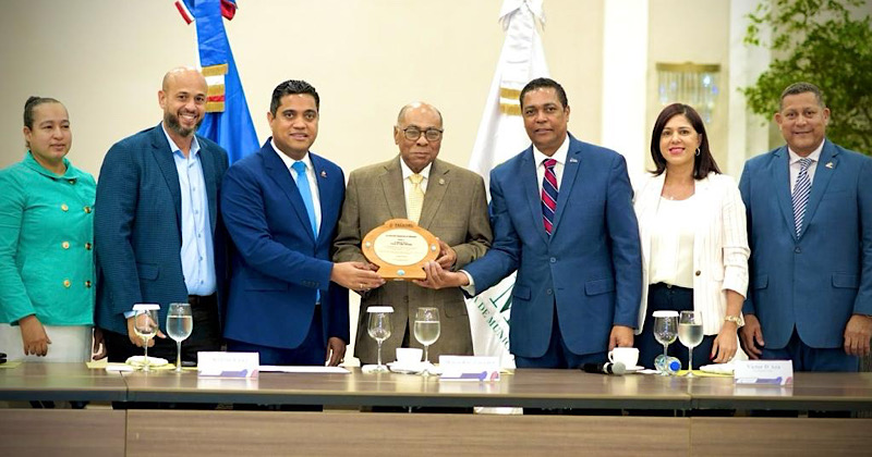 Fedomu reconoce trayectoria de Milton Ray Guevara