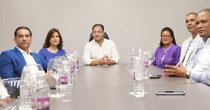 Abel y Margarita realizan encuentro con candidatos a alcaldes y directores del Gran Santo Domingo