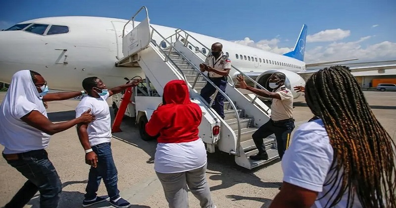 EEUU reanuda deportación de haitianos al enviar un vuelo con 50 migrantes