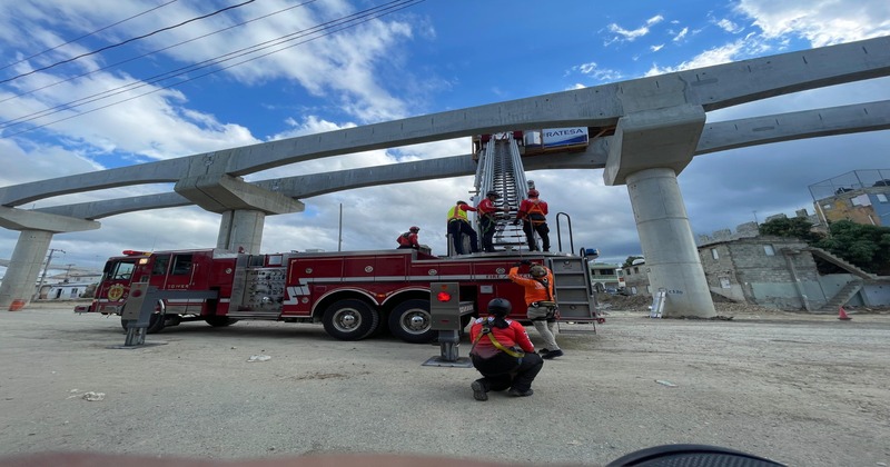 Defensa Civil y Bomberos de Santiago realizan entrenamiento de rescate en el Monorriel de la ciudad