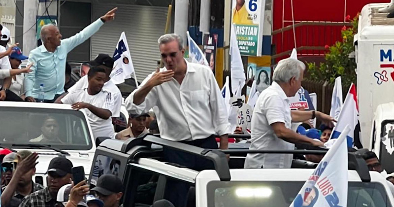 Luis Abinader recorre SDE en  una multitudinaria marcha caravana