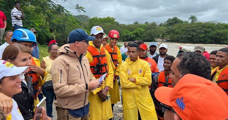 Ministro Igor Rodríguez lleva más ayudas a los afectados por las lluvias en Puerto Plata