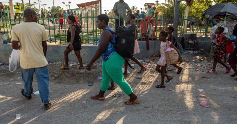 Familias enteras huyen de sus barrios en Puerto Príncipe
