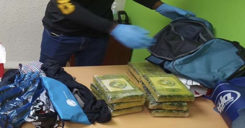 Detienen en Aeropuerto Punta Cana pasajero con 8 paquetes presumible cocaína