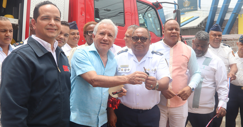 Senador Antonio Taveras dona camión a cuerpo de Bomberos SDO