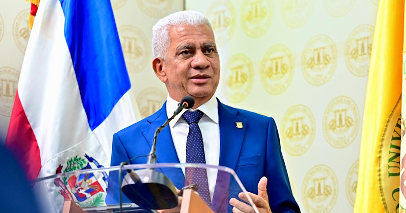 Senador Ricardo de los Santos presenta logros en debate senatorial