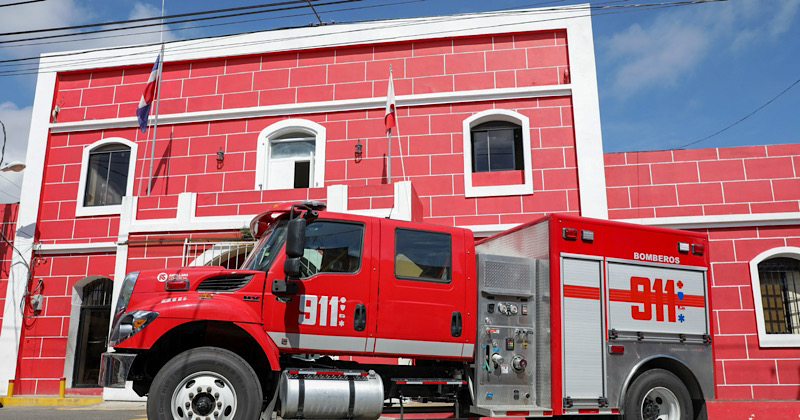 El 9-1-1 entrega segundo camión de última generación al Cuerpo de Bomberos de La Vega