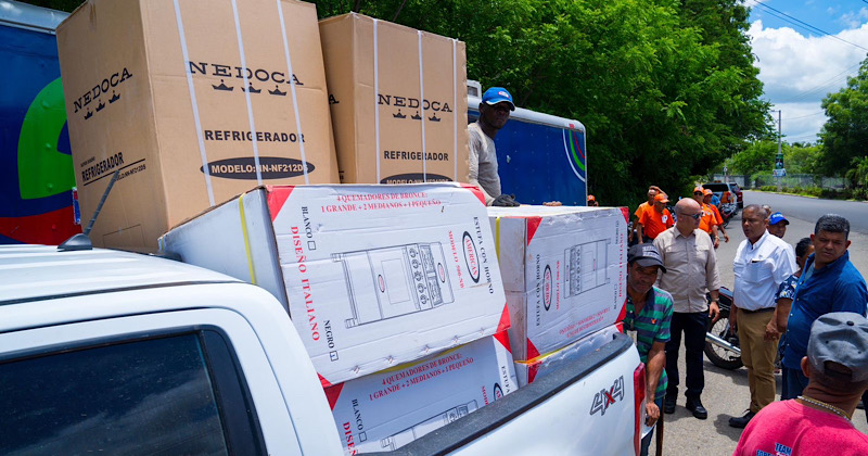 Gobierno entrega ayudas a familias afectadas por las lluvias en Monte Cristi