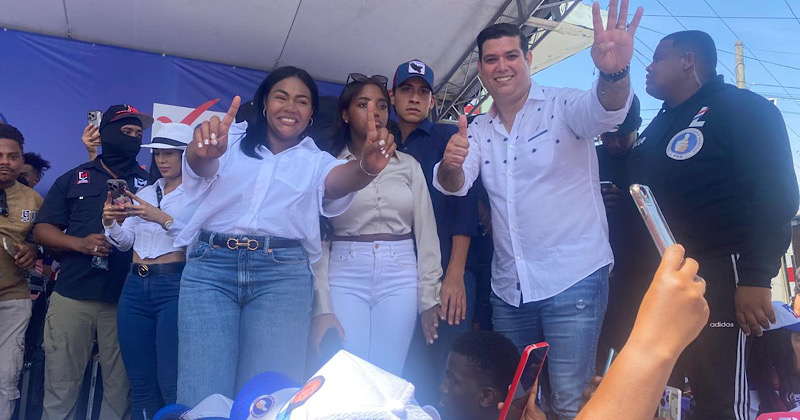 Candidata a diputada Leivy Bautista acompaña a Luis Abinader en la marcha caravana de cierre