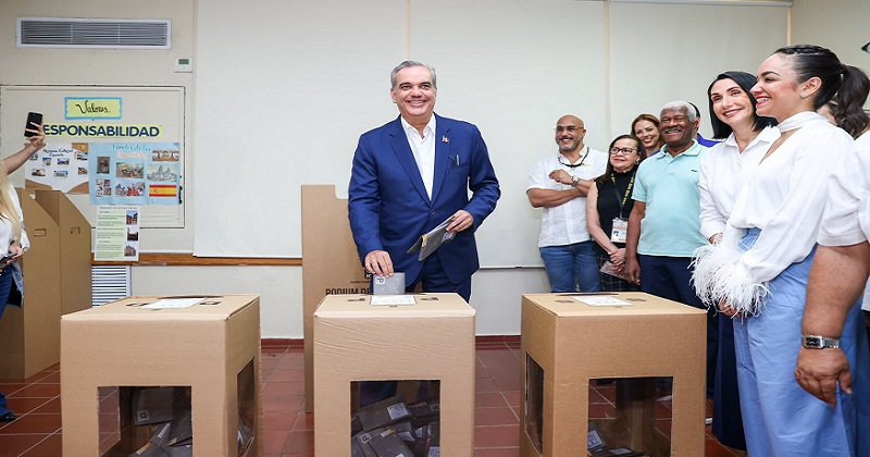 Presidente Abinader al ejercer voto llama a población a votar masivamente 