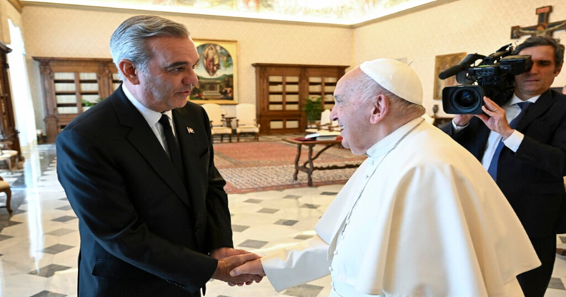 Abinader se reunió 30 minutos con el papa y le regaló un rosario de larimar