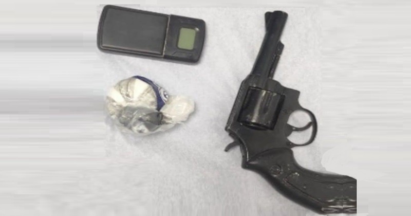 Policía ocupa un arma de fuego y sustancias narcóticas mediante operativos preventivos en Pedernales