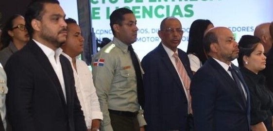 DGII entrega 100 licencias de operación a dealers y concesionarios de Vehículos de Motor