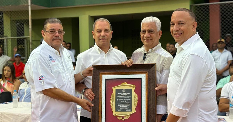 Asociación de Softball de la provincia Sánchez Ramírez reconoce al  senador Ricardo de los Santos